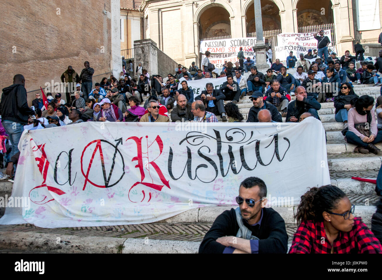 Protestbewegungen für das Recht auf Wohnung gegen Auflösung 140, der droht, löschen viele dritten Sektor und die öffentliche Debatte auf den Stufen des Kapitols auf neue Szenarien, die nach dem Eingriff im Bereich der Einwanderung und Sicherheit ins Leben gerufen in dem Ministerrat im Februar 2017 ermittelt werden sollen. Die Bewegungen fordern den Bürgermeister, "der Bürgermeister macht nutzen, um die Rechte verweigert, Stadt wiederherstellen." Es ist nicht hinnehmbar "sagen", dass das Wohlergehen und die Rechte ist erforderlich, um mit sozialer Kontrolle und Einschränkung der Bewegungsfreiheit zu reagieren". (Foto: Patrizia Cortellessa/Pazifik vor Stockfoto