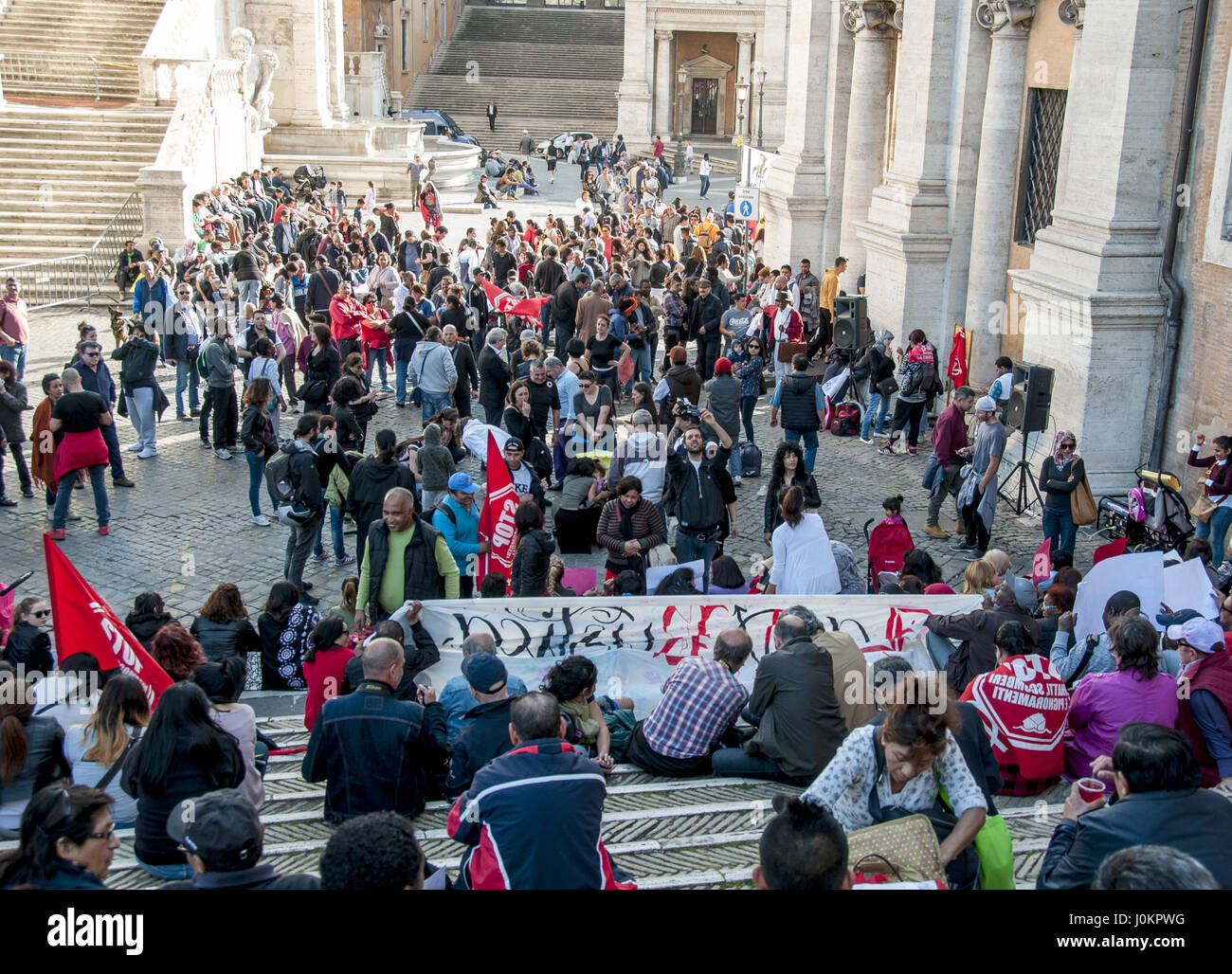 Protestbewegungen für das Recht auf Wohnung gegen Auflösung 140, der droht, löschen viele dritten Sektor und die öffentliche Debatte auf den Stufen des Kapitols auf neue Szenarien, die nach dem Eingriff im Bereich der Einwanderung und Sicherheit ins Leben gerufen in dem Ministerrat im Februar 2017 ermittelt werden sollen. Die Bewegungen fordern den Bürgermeister, "der Bürgermeister macht nutzen, um die Rechte verweigert, Stadt wiederherstellen." Es ist nicht hinnehmbar "sagen", dass das Wohlergehen und die Rechte ist erforderlich, um mit sozialer Kontrolle und Einschränkung der Bewegungsfreiheit zu reagieren". (Foto: Patrizia Cortellessa/Pazifik vor Stockfoto