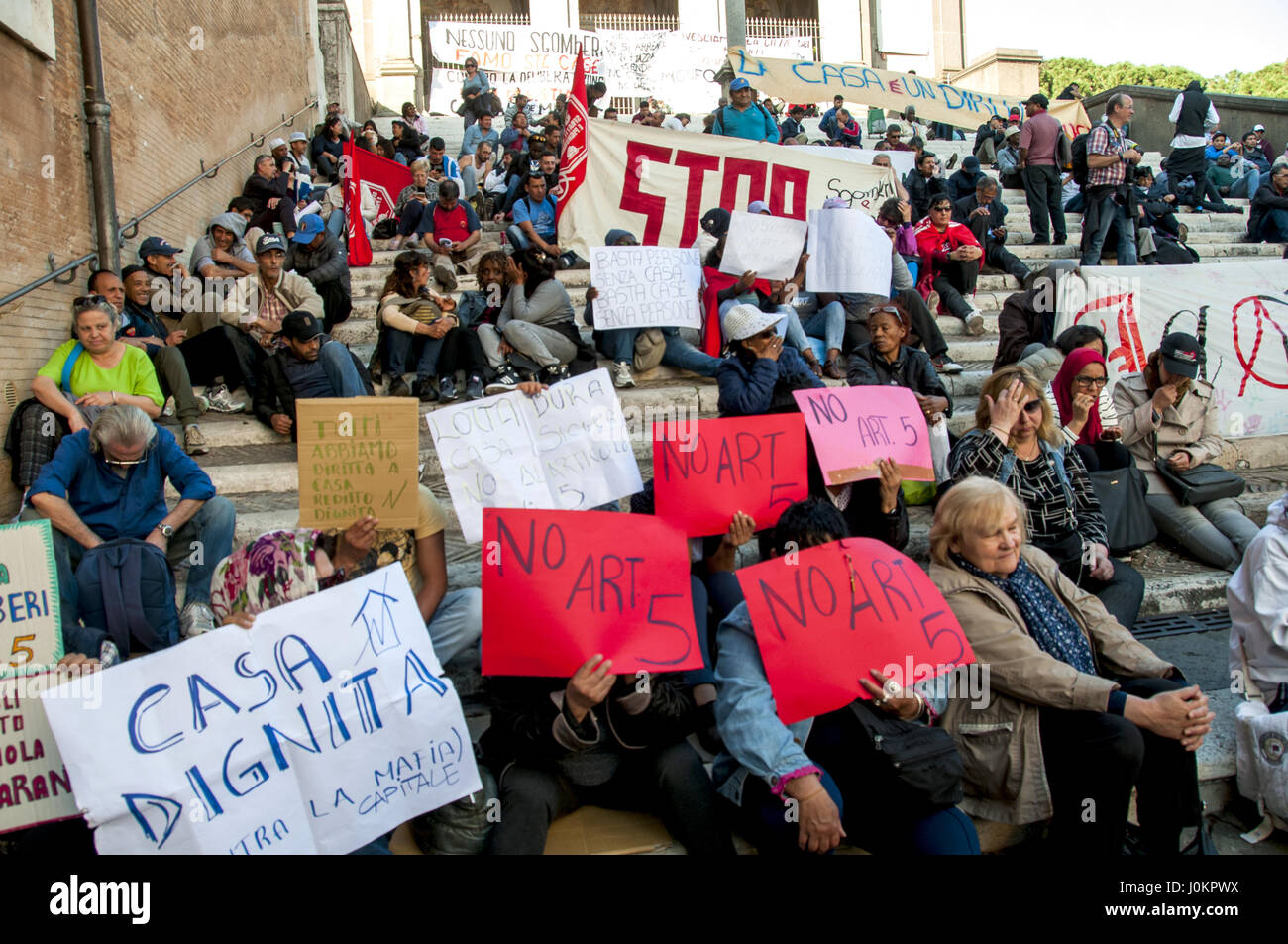 Protestbewegungen für das Recht auf Wohnung gegen Auflösung 140, der droht, löschen viele dritten Sektor und die öffentliche Debatte auf den Stufen des Kapitols auf neue Szenarien, die nach dem Eingriff im Bereich der Einwanderung und Sicherheit ins Leben gerufen in dem Ministerrat im Februar 2017 ermittelt werden sollen. Die Bewegungen fordern den Bürgermeister, "der Bürgermeister macht nutzen, um die Rechte verweigert, Stadt wiederherstellen." Es ist nicht hinnehmbar "sagen", dass das Wohlergehen und die Rechte ist erforderlich, um mit sozialer Kontrolle und Einschränkung der Bewegungsfreiheit zu reagieren". (Foto: Patrizia Cortellessa/Pazifik vor Stockfoto