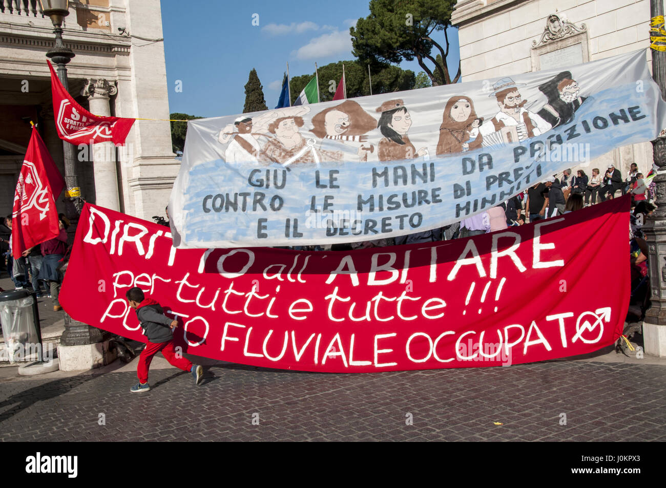 Protestbewegungen für das Recht auf Wohnung gegen Auflösung 140, der droht, löschen viele dritten Sektor und die öffentliche Debatte auf den Stufen des Kapitols auf neue Szenarien, die nach dem Eingriff im Bereich der Einwanderung und Sicherheit ins Leben gerufen in dem Ministerrat im Februar 2017 ermittelt werden sollen. Die Bewegungen fordern den Bürgermeister, "der Bürgermeister macht nutzen, um die Rechte verweigert, Stadt wiederherstellen." Es ist nicht hinnehmbar "sagen", dass das Wohlergehen und die Rechte ist erforderlich, um mit sozialer Kontrolle und Einschränkung der Bewegungsfreiheit zu reagieren". (Foto: Patrizia Cortellessa/Pazifik vor Stockfoto
