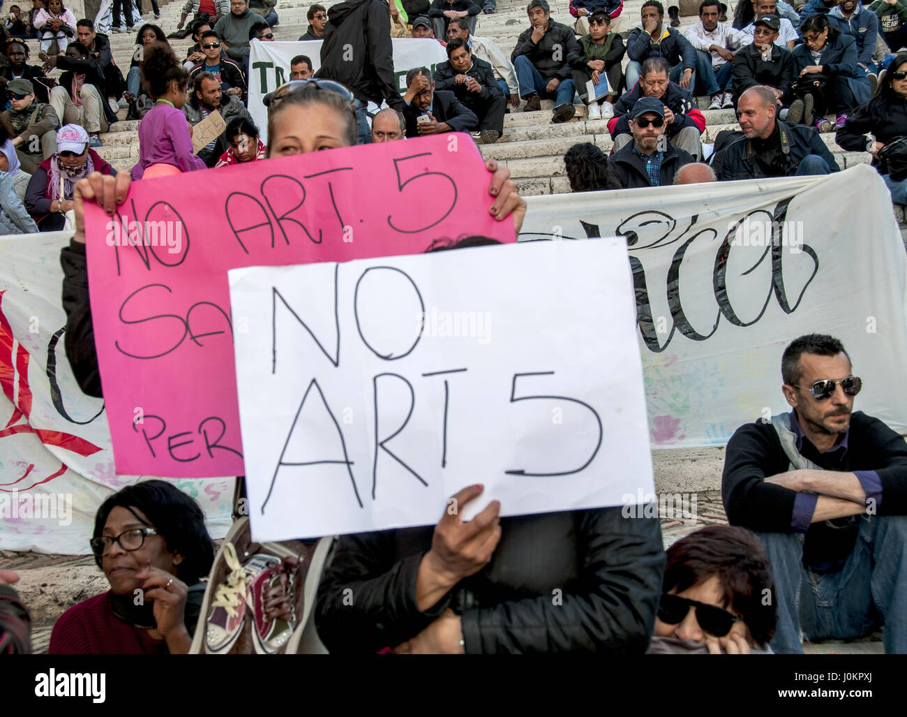 Protestbewegungen für das Recht auf Wohnung gegen Auflösung 140, der droht, löschen viele dritten Sektor und die öffentliche Debatte auf den Stufen des Kapitols auf neue Szenarien, die nach dem Eingriff im Bereich der Einwanderung und Sicherheit ins Leben gerufen in dem Ministerrat im Februar 2017 ermittelt werden sollen. Die Bewegungen fordern den Bürgermeister, "der Bürgermeister macht nutzen, um die Rechte verweigert, Stadt wiederherstellen." Es ist nicht hinnehmbar "sagen", dass das Wohlergehen und die Rechte ist erforderlich, um mit sozialer Kontrolle und Einschränkung der Bewegungsfreiheit zu reagieren". (Foto: Patrizia Cortellessa/Pazifik vor Stockfoto