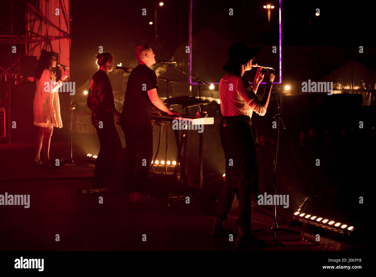 MADRID - SEP 10: Dschungel (modern Soulband) führen im Konzert beim Dcode Music Festival am 10. September 2016 in Madrid, Spanien. Stockfoto