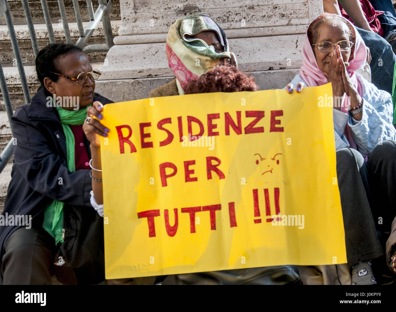 Protestbewegungen für das Recht auf Wohnung gegen Auflösung 140, der droht, löschen viele dritten Sektor und die öffentliche Debatte auf den Stufen des Kapitols auf neue Szenarien, die nach dem Eingriff im Bereich der Einwanderung und Sicherheit ins Leben gerufen in dem Ministerrat im Februar 2017 ermittelt werden sollen. Die Bewegungen fordern den Bürgermeister, "der Bürgermeister macht nutzen, um die Rechte verweigert, Stadt wiederherstellen." Es ist nicht hinnehmbar "sagen", dass das Wohlergehen und die Rechte ist erforderlich, um mit sozialer Kontrolle und Einschränkung der Bewegungsfreiheit zu reagieren". (Foto: Patrizia Cortellessa/Pazifik vor Stockfoto