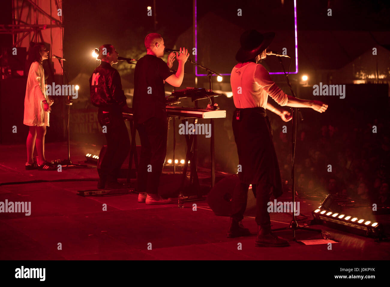 MADRID - SEP 10: Dschungel (modern Soulband) führen im Konzert beim Dcode Music Festival am 10. September 2016 in Madrid, Spanien. Stockfoto