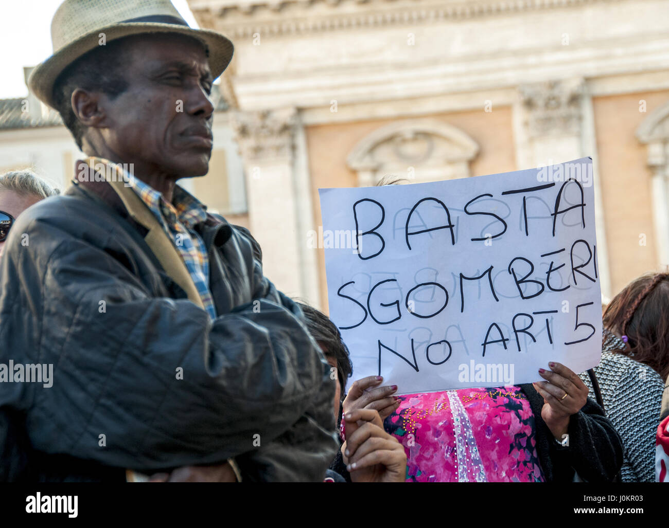 Protestbewegungen für das Recht auf Wohnung gegen Auflösung 140, der droht, löschen viele dritten Sektor und die öffentliche Debatte auf den Stufen des Kapitols auf neue Szenarien, die nach dem Eingriff im Bereich der Einwanderung und Sicherheit ins Leben gerufen in dem Ministerrat im Februar 2017 ermittelt werden sollen. Die Bewegungen fordern den Bürgermeister, "der Bürgermeister macht nutzen, um die Rechte verweigert, Stadt wiederherstellen." Es ist nicht hinnehmbar "sagen", dass das Wohlergehen und die Rechte ist erforderlich, um mit sozialer Kontrolle und Einschränkung der Bewegungsfreiheit zu reagieren". (Foto: Patrizia Cortellessa/Pazifik vor Stockfoto