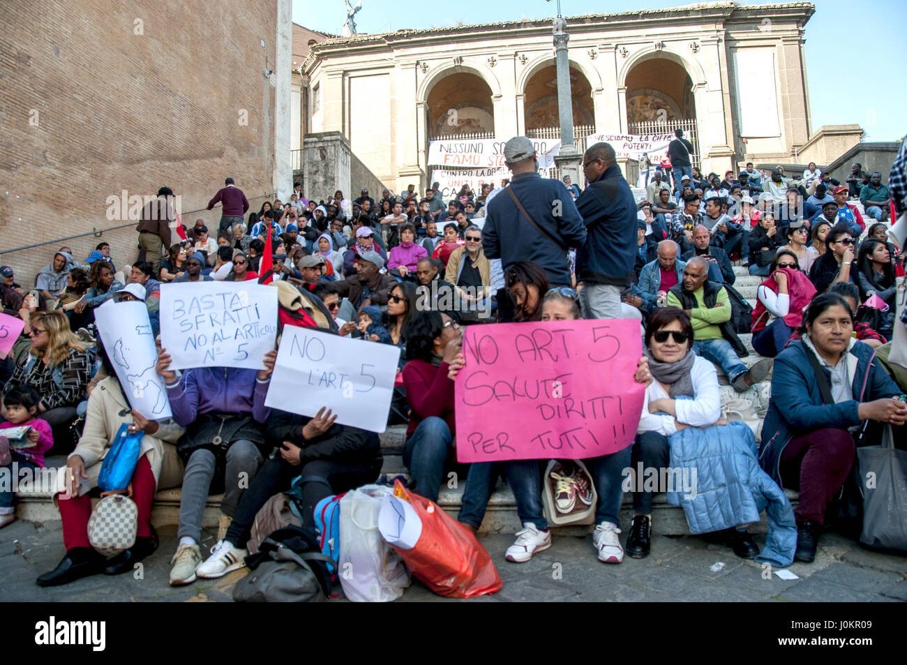 Protestbewegungen für das Recht auf Wohnung gegen Auflösung 140, der droht, löschen viele dritten Sektor und die öffentliche Debatte auf den Stufen des Kapitols auf neue Szenarien, die nach dem Eingriff im Bereich der Einwanderung und Sicherheit ins Leben gerufen in dem Ministerrat im Februar 2017 ermittelt werden sollen. Die Bewegungen fordern den Bürgermeister, "der Bürgermeister macht nutzen, um die Rechte verweigert, Stadt wiederherstellen." Es ist nicht hinnehmbar "sagen", dass das Wohlergehen und die Rechte ist erforderlich, um mit sozialer Kontrolle und Einschränkung der Bewegungsfreiheit zu reagieren". (Foto: Patrizia Cortellessa/Pazifik vor Stockfoto