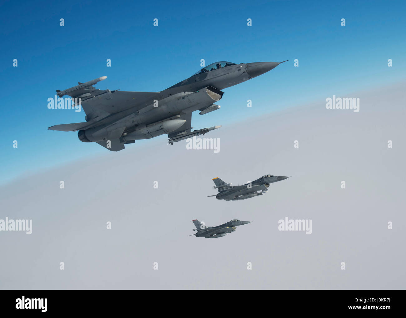 F16-Kampfjets, Piloten mit der 13. und 14. Jagdgeschwader f-16 Kampfjets fliegen Stockfoto
