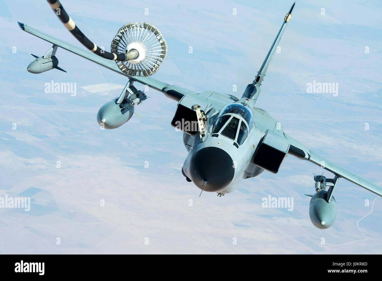 Eine deutsche Tornado GR-4 erhält Kraftstoff von einer KC-10 Extender während einer mission Stockfoto