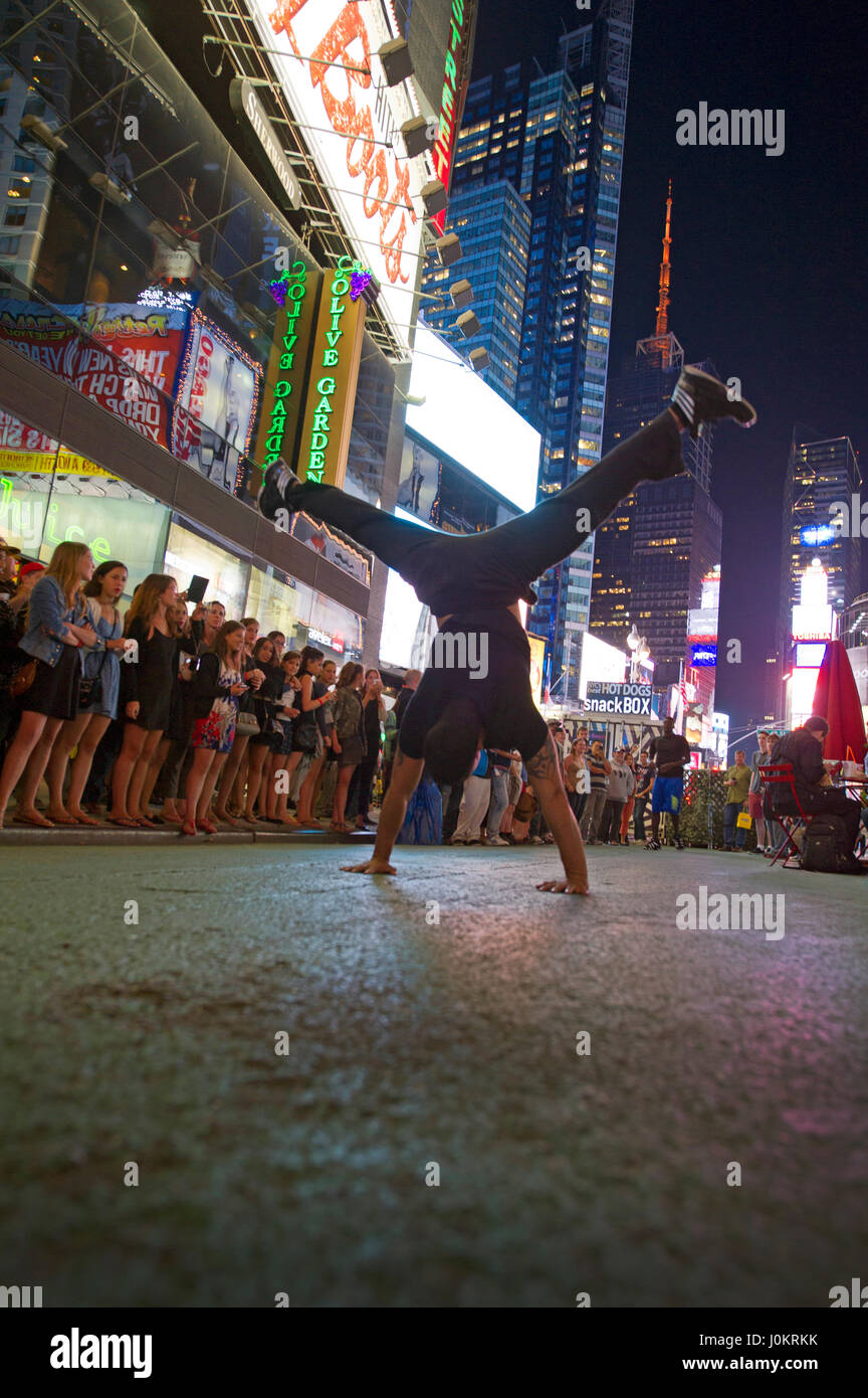 Straßenkünstler steht auf seine Hände, während eine athletische Leistung am Times Square in New York auf Mittwoch, 14. August 2013. Fransen wirkt auf Times Sq Stockfoto