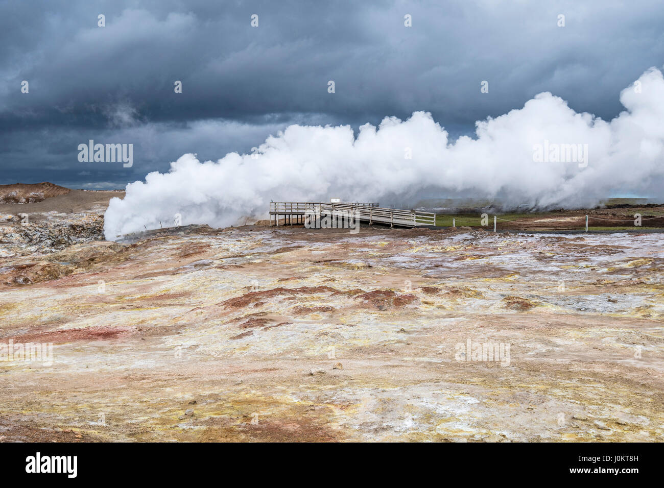 Wasserdampf aus einem Loch, geothermische Gebiet Gunnuhver, Reykjanesskagi, Island Stockfoto
