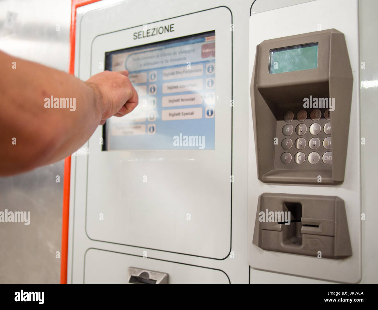 Kauf einer Eintrittskarte in das Rohr in der Self-Service-Maschine bei Milano-u-Bahnstation Stockfoto