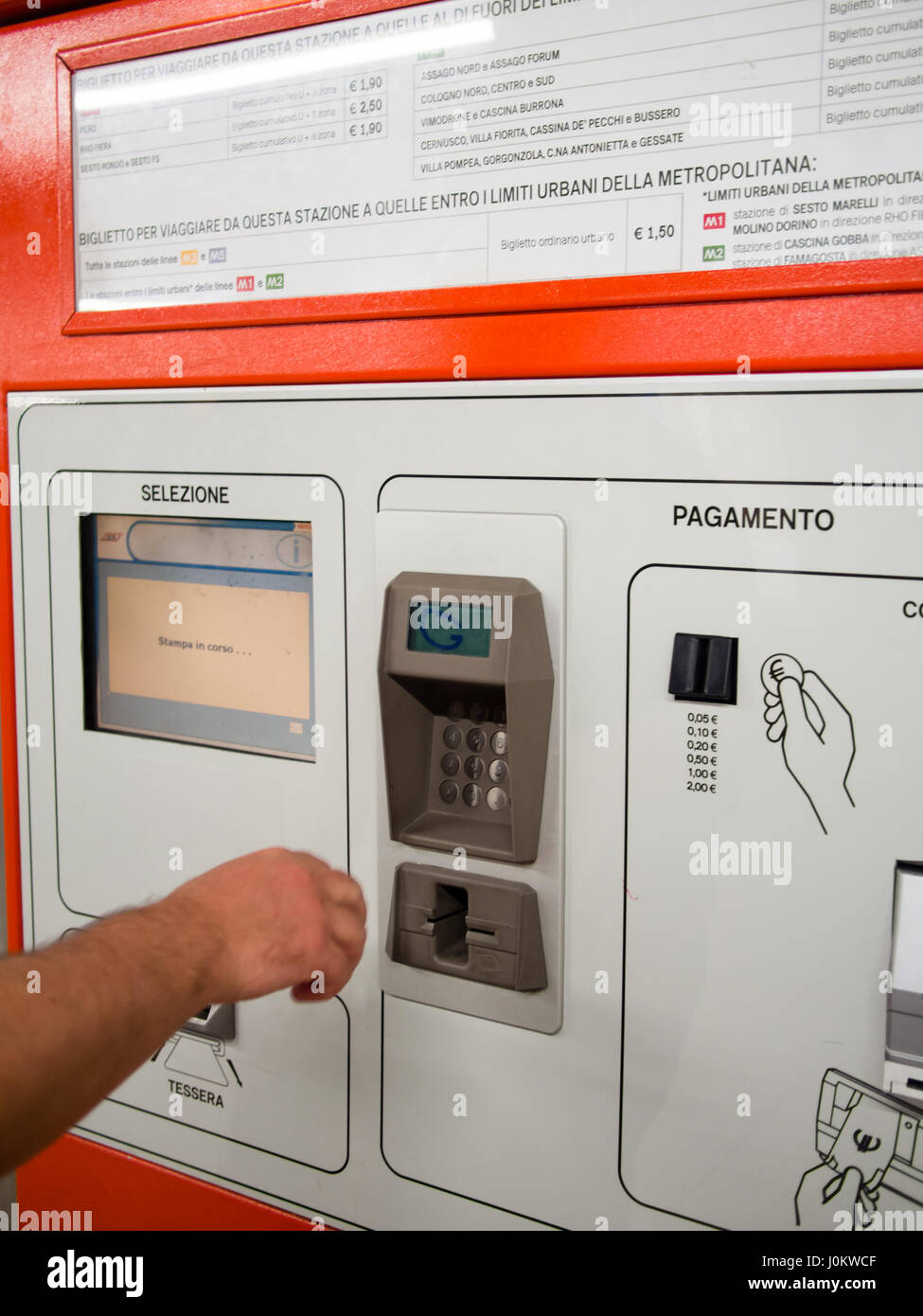 Kauf einer Eintrittskarte in das Rohr in der Self-Service-Maschine bei Milano-u-Bahnstation Stockfoto