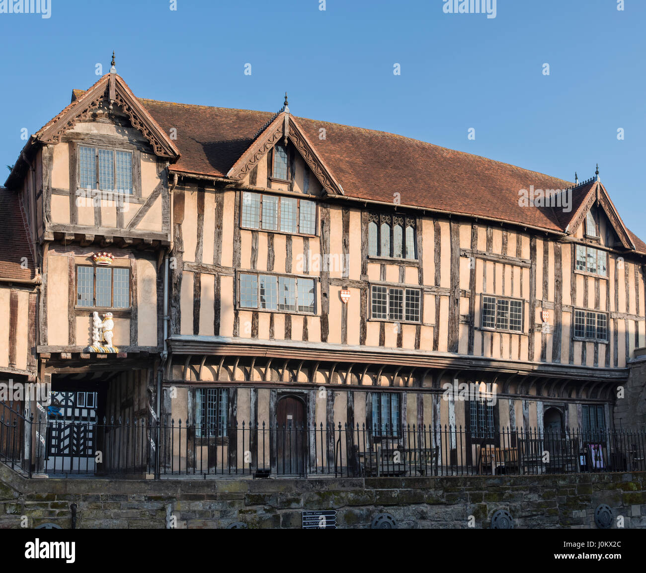 Lord Leycester Krankenhaus. Historische Gruppe von Fachwerkbauten auf Warwick High Street. Warwick, Warwickshire, Großbritannien Stockfoto