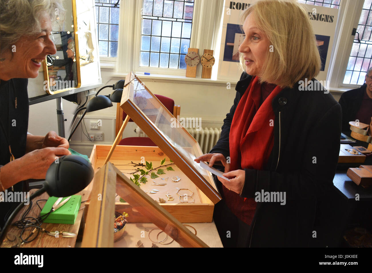 Jane Brophy (Lib DM mehr Manchester Bürgermeisterkandidat) Besuche kleinen nördlichen Contemporary Craft Fair in Altrincham & spricht mit Dr. Sarah O'Hana Stockfoto