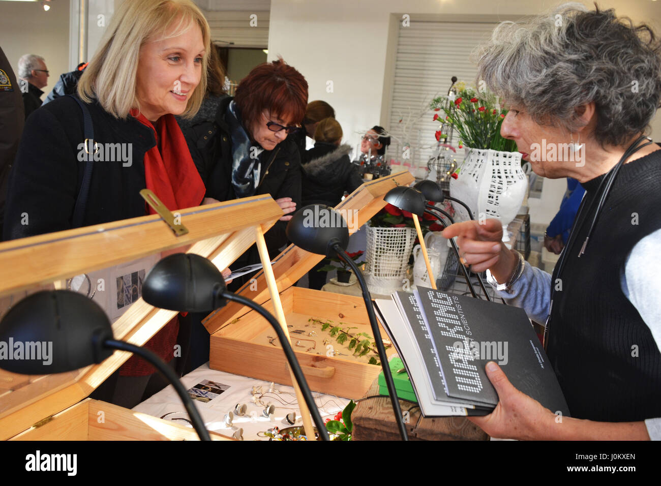 Jane Brophy (Lib DM mehr Manchester Bürgermeisterkandidat) Besuche kleinen nördlichen Contemporary Craft Fair in Altrincham & spricht mit Dr. Sarah O'Hana Stockfoto