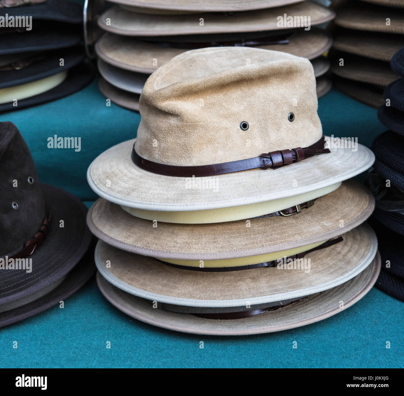 Rack mit männlichen Hüte zum Verkauf. Stockfoto