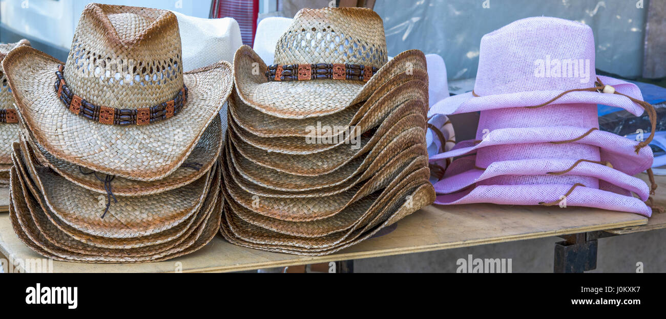 Rack mit Cowboy Strohhüte auf Verkauf. Stockfoto