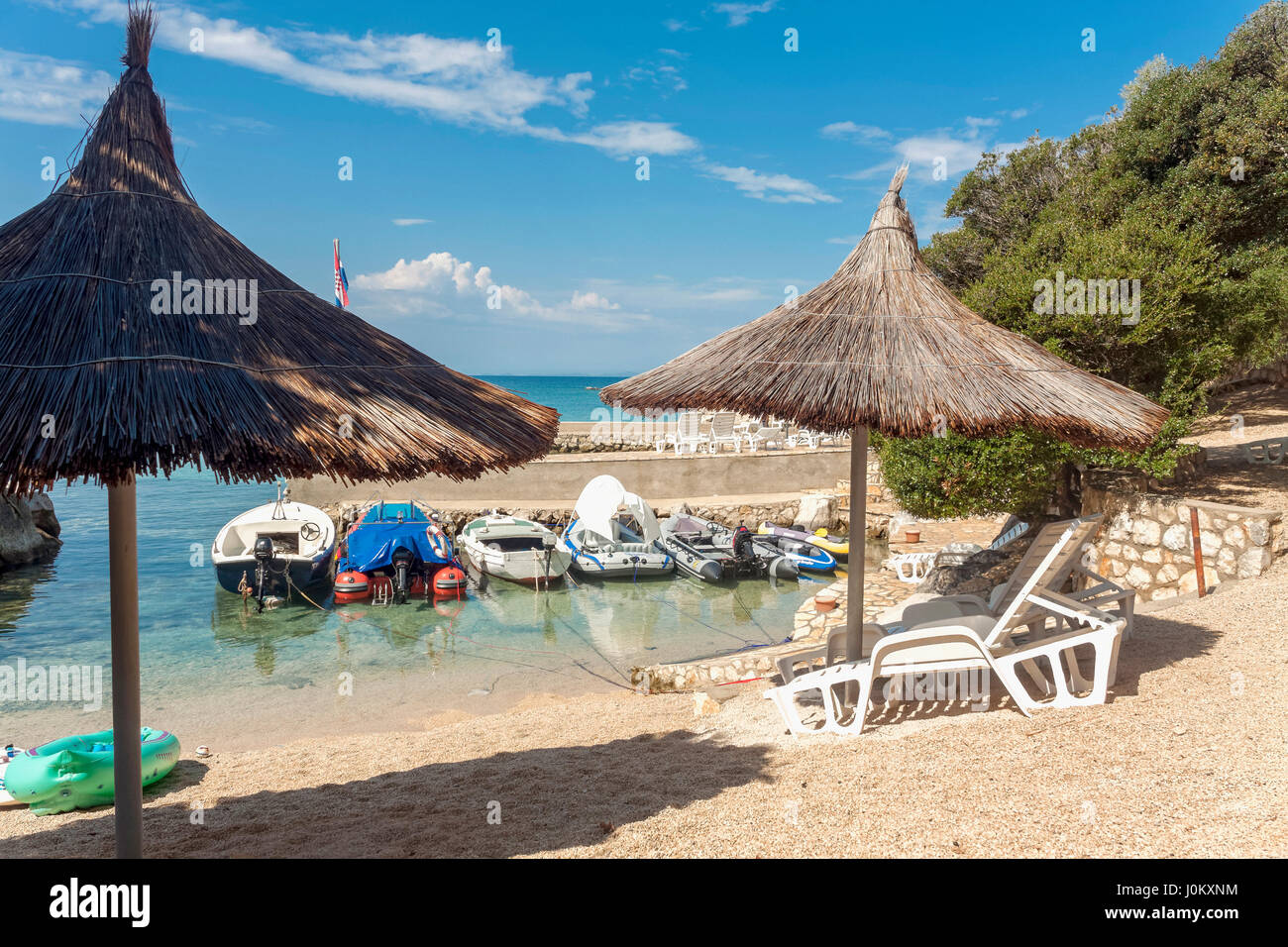 Strand am Campingplatz Kanic in der Nähe von Novalja, Insel Pag, Kroatien Stockfoto