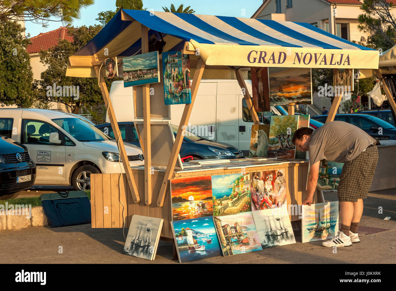 Souvenirstände in Novalja, Insel Pag, Kroatien Stockfoto