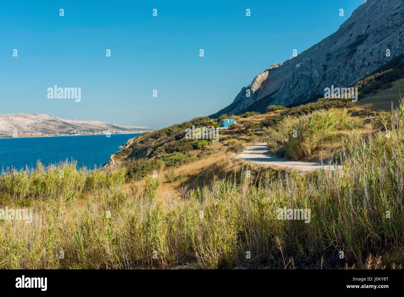 Schotterstraße in der Nähe von Sv. Marko Dorf, Insel Pag, Kroatien Stockfoto