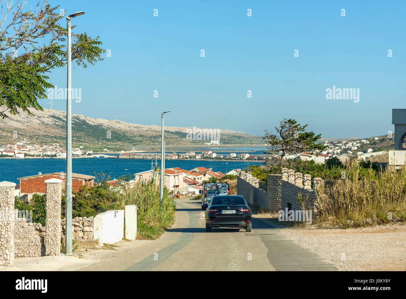 Autos auf der Straße in der Stadt Pag, Insel Pag, Kroatien Stockfoto