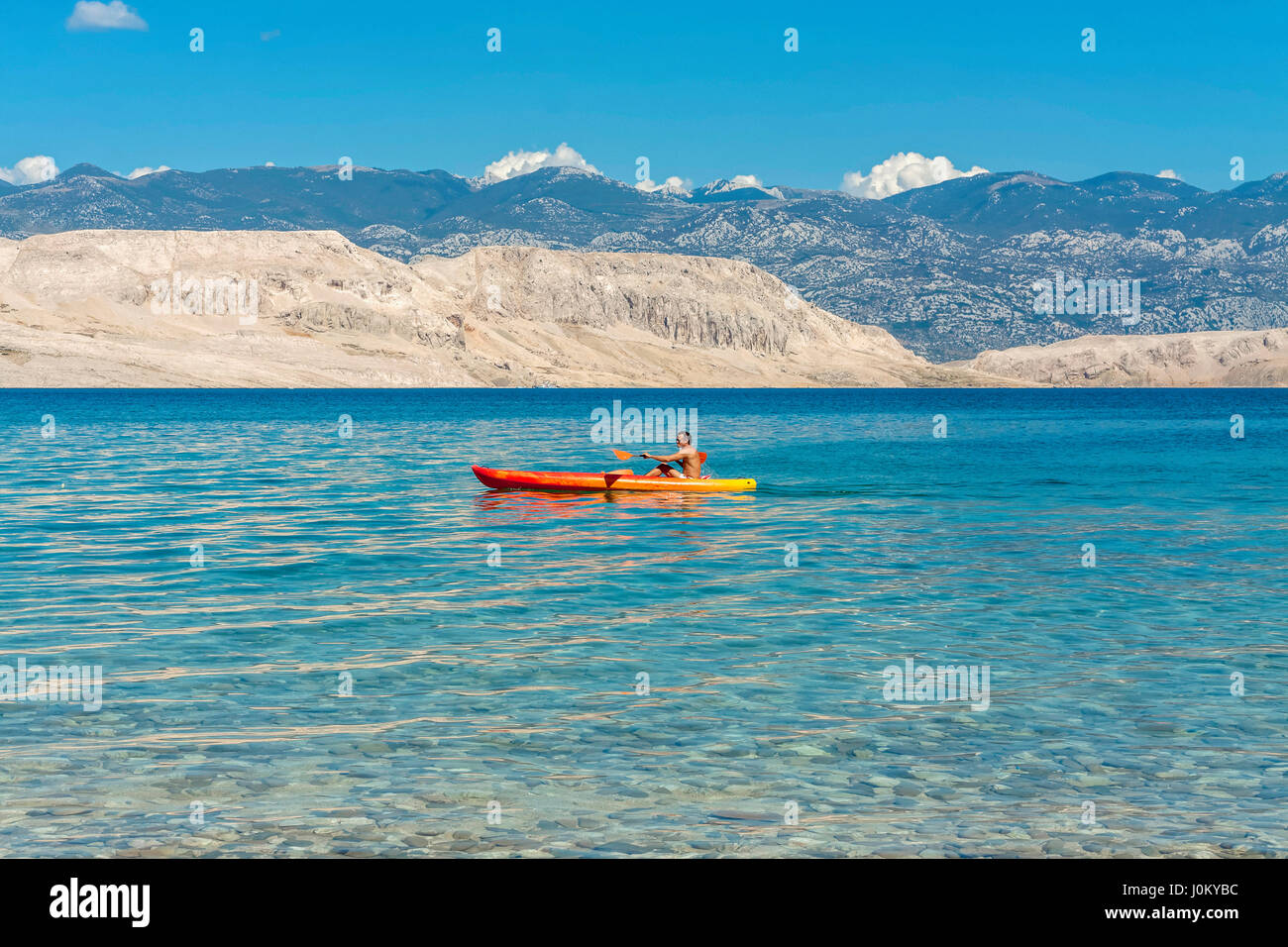 Tourist im Kajak in der Nähe von Sv. Marko Dorf, Insel Pag, Kroatien Stockfoto