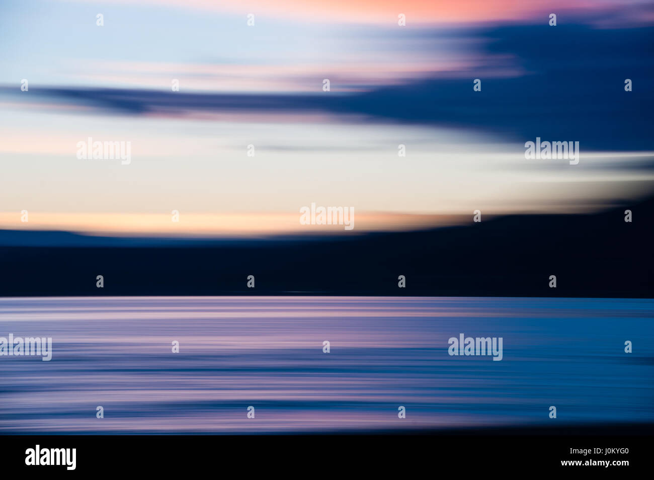 Sonnenuntergang und die blaue Stunde geschwenkt mit weichen Linien des Meer und Wolken. Stockfoto