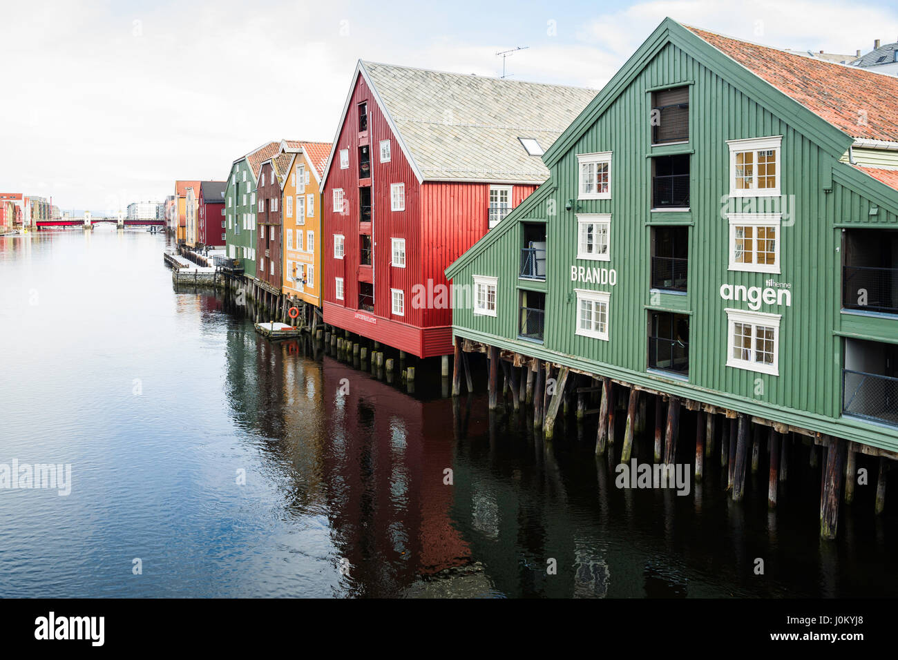 Traditionelle Lager line die Seiten des Nidelva Fluss, da es durch Trondheim, Norwegen fließt. Stockfoto