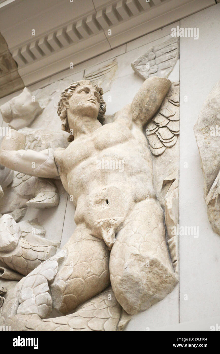 Detail der große Altar von Pergamon zeigt die Gigantes mit Eros links oben im Pergamon Museum in Berlin, Deutschland Stockfoto