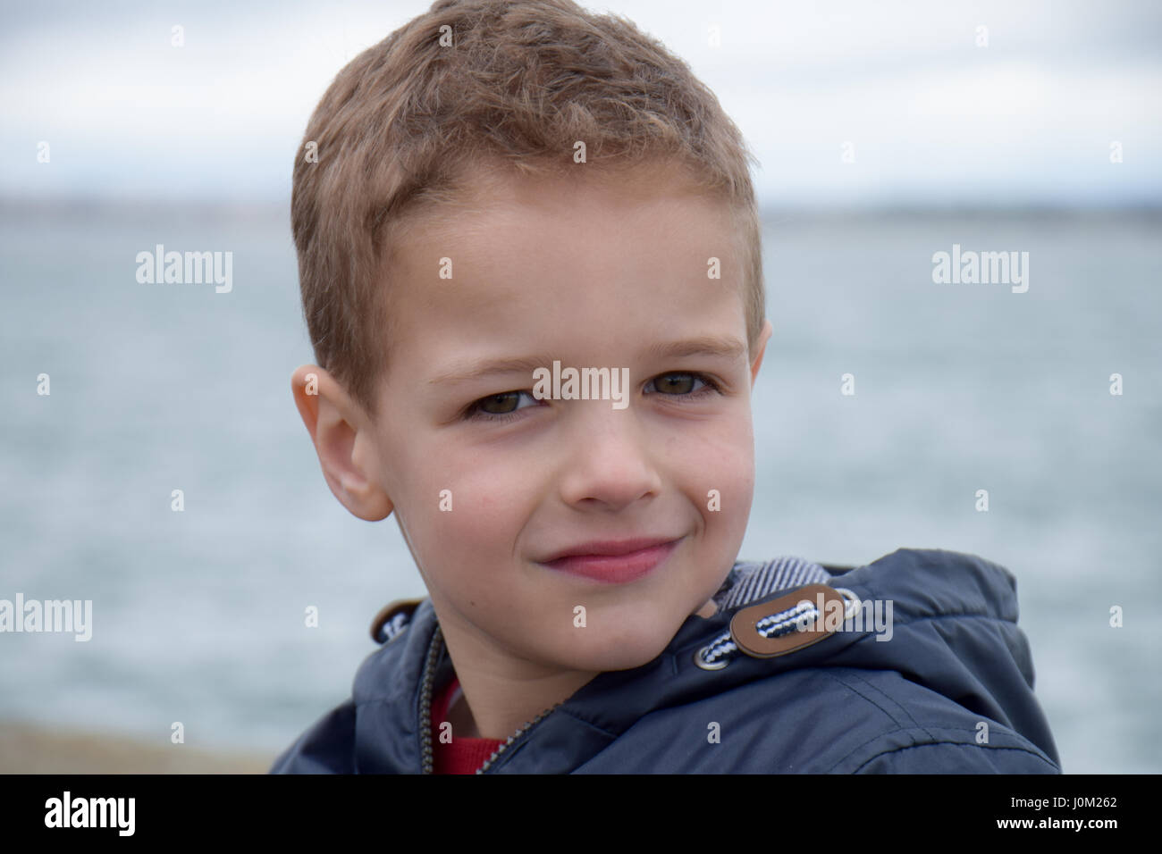 Blonder Junge lachen Stockfoto