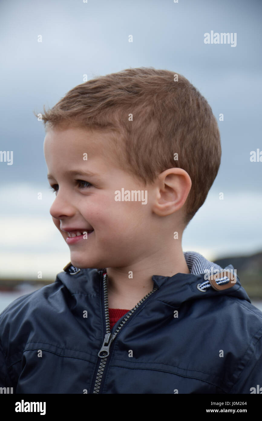 Blonder Junge lachen Stockfoto