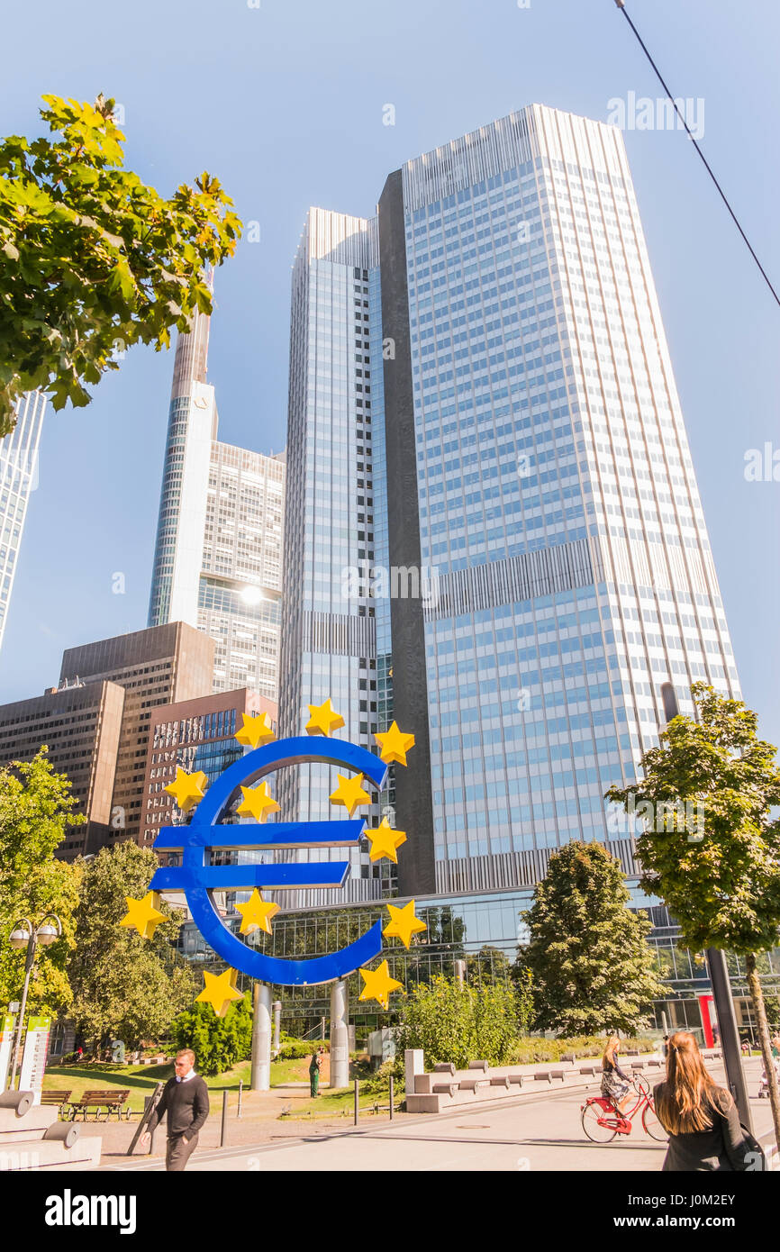 Euro-Symbol vor Eurotower Europäische Zentralbank Gebäude im zentralen Geschäftsviertel frankfurts Stockfoto