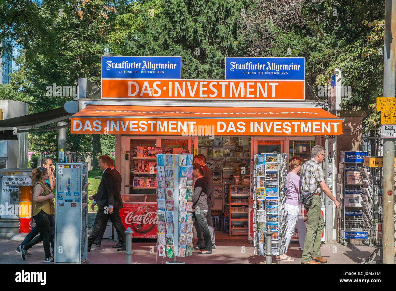 Straße Szene zeigt einen Kiosk in der finanziellen Bezirk Frankfurt Anzeigen Werbung für FAZ Stockfoto