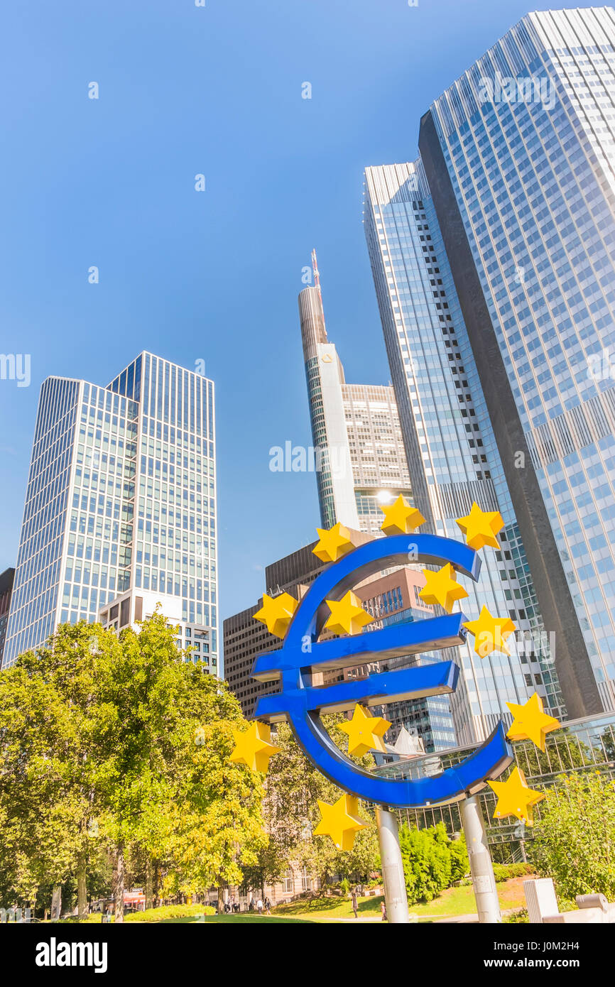 Euro-Symbol vor Eurotower Europäische Zentralbank Gebäude in Frankfurts zentraler Geschäftsbezirk, Frankfurt Am Main, Hessen, Deutschland Stockfoto Euro-Symbol vor Eurotower Europäische Zentralbank Gebäude in Frankfurts zentraler Geschäftsbezirk, Frankfurt Am Main, Hessen, Deutschland Stockfoto