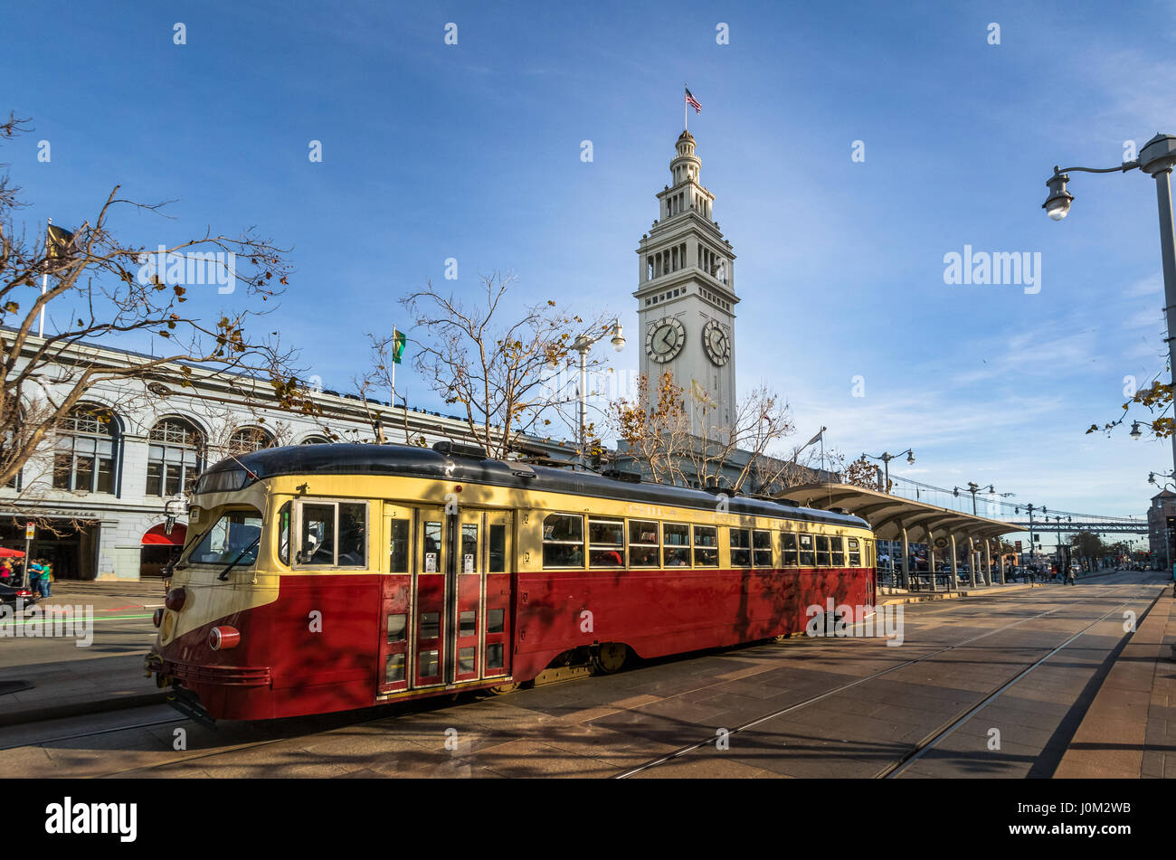 Strassenbahn oder Trollley oder muni Straßenbahn vor San Francisco Ferry Building in Embarcadero - San Francisco, Kalifornien, USA Stockfoto