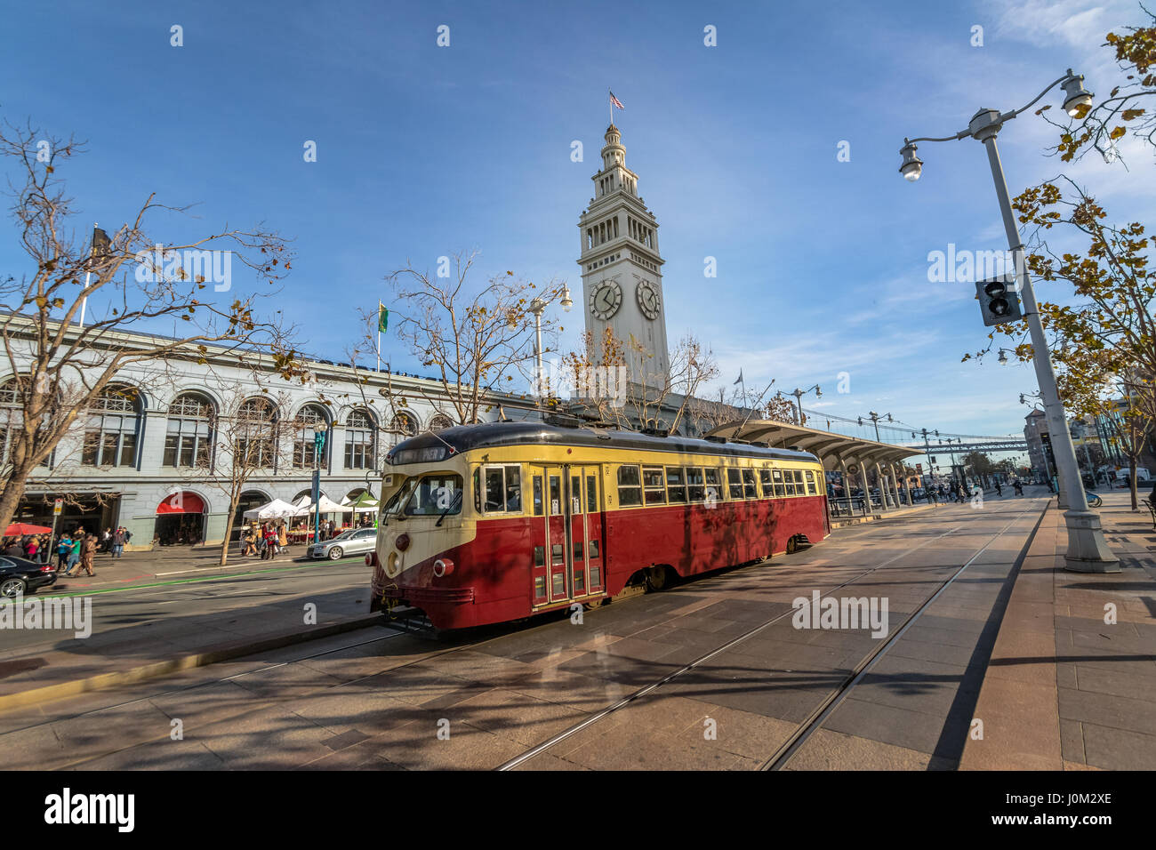 Strassenbahn oder Trollley oder muni Straßenbahn vor San Francisco Ferry Building in Embarcadero - San Francisco, Kalifornien, USA Stockfoto