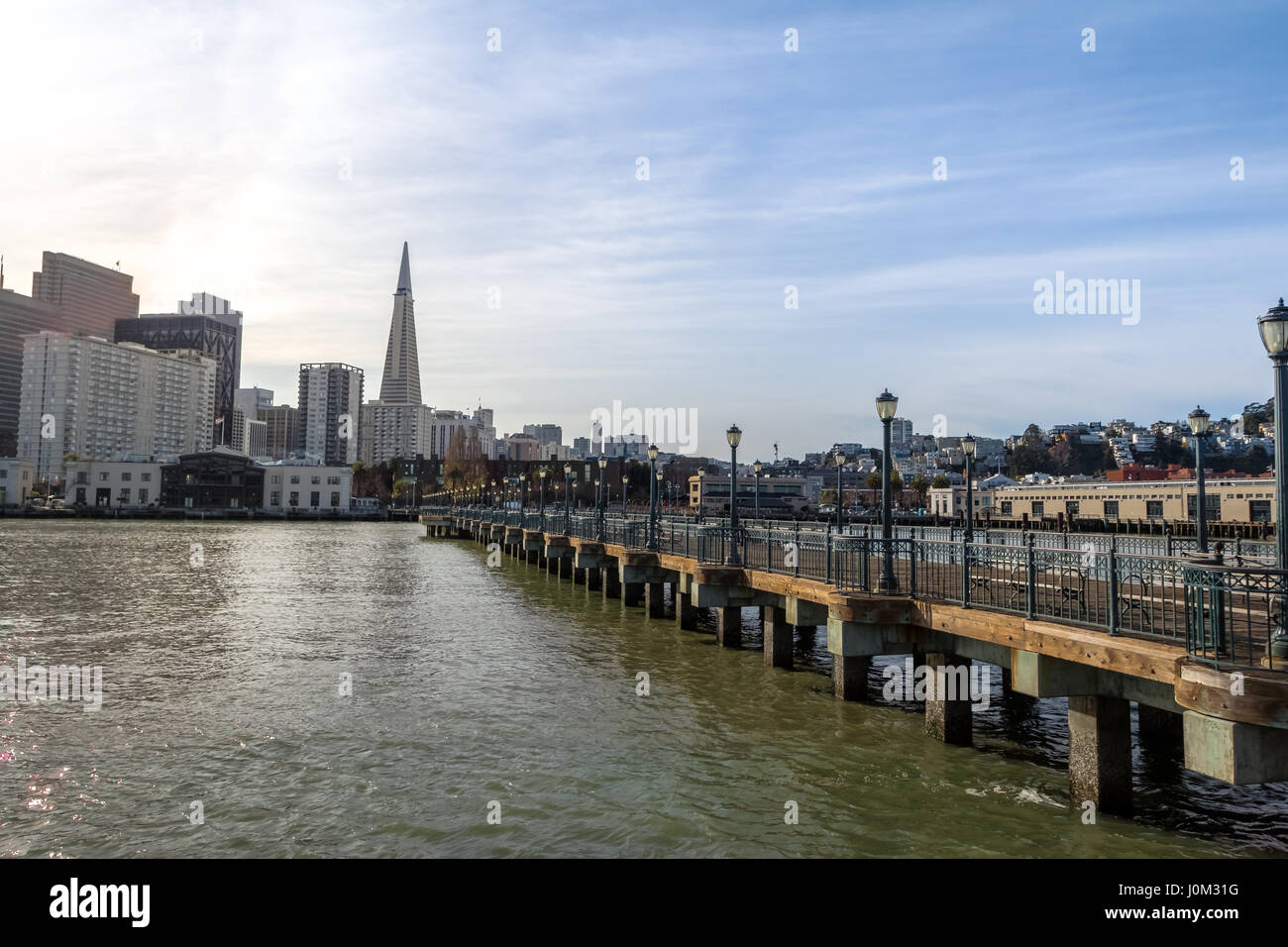 Pier 7 Blick auf Downtown Skyline - San Francisco, Kalifornien, USA Stockfoto