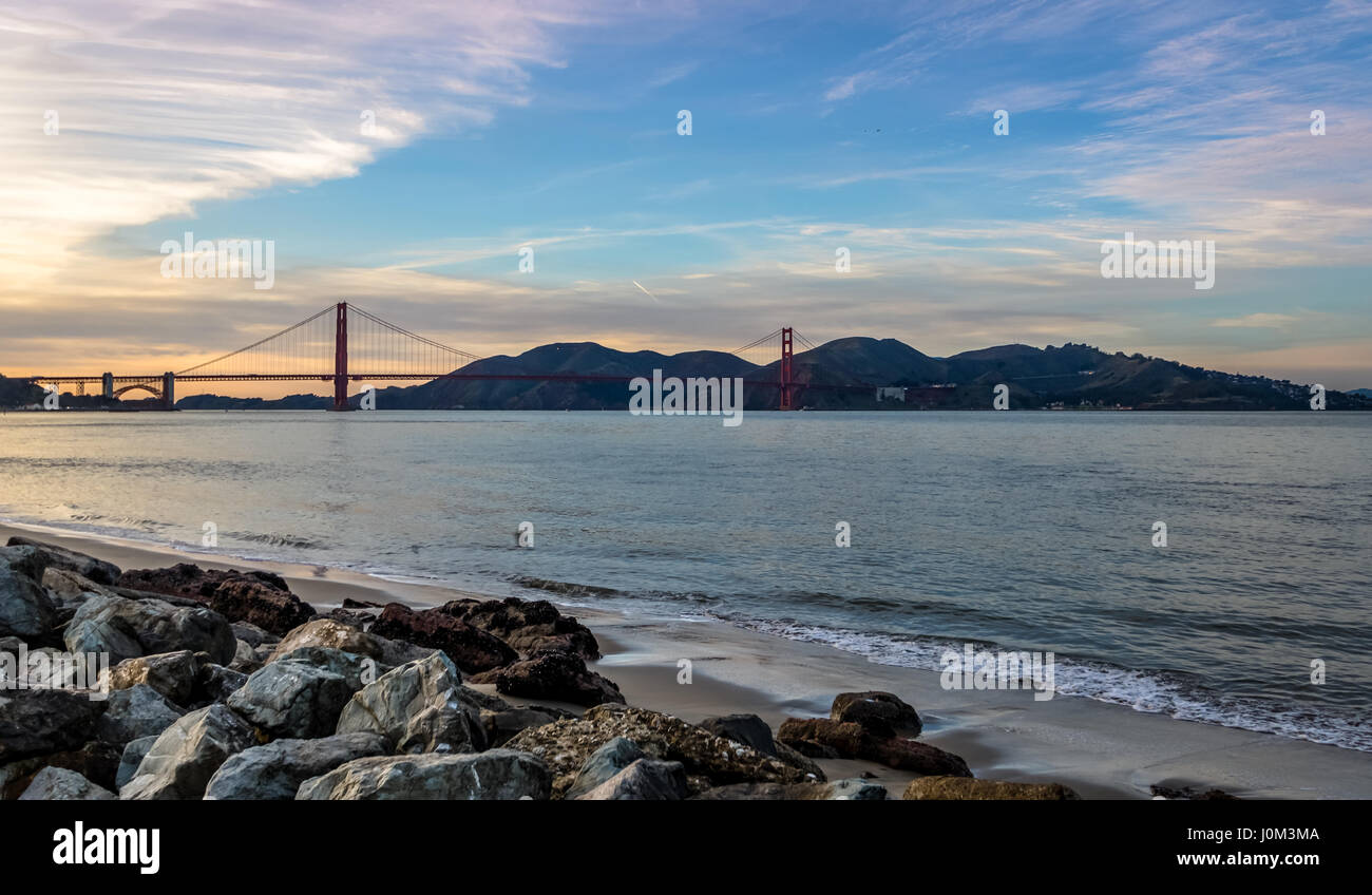 Strand und Golden Gate Brücke bei Sonnenuntergang - San Francisco, Kalifornien, USA Stockfoto