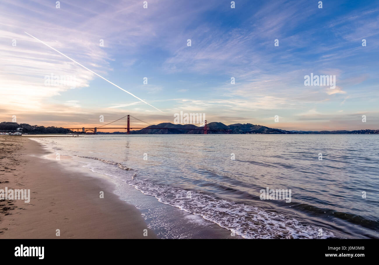 Strand und Golden Gate Brücke bei Sonnenuntergang - San Francisco, Kalifornien, USA Stockfoto