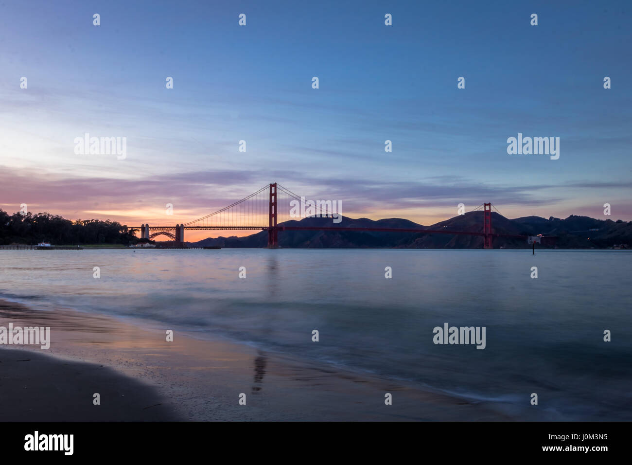 Strand und Golden Gate Brücke bei Sonnenuntergang - San Francisco, Kalifornien, USA Stockfoto