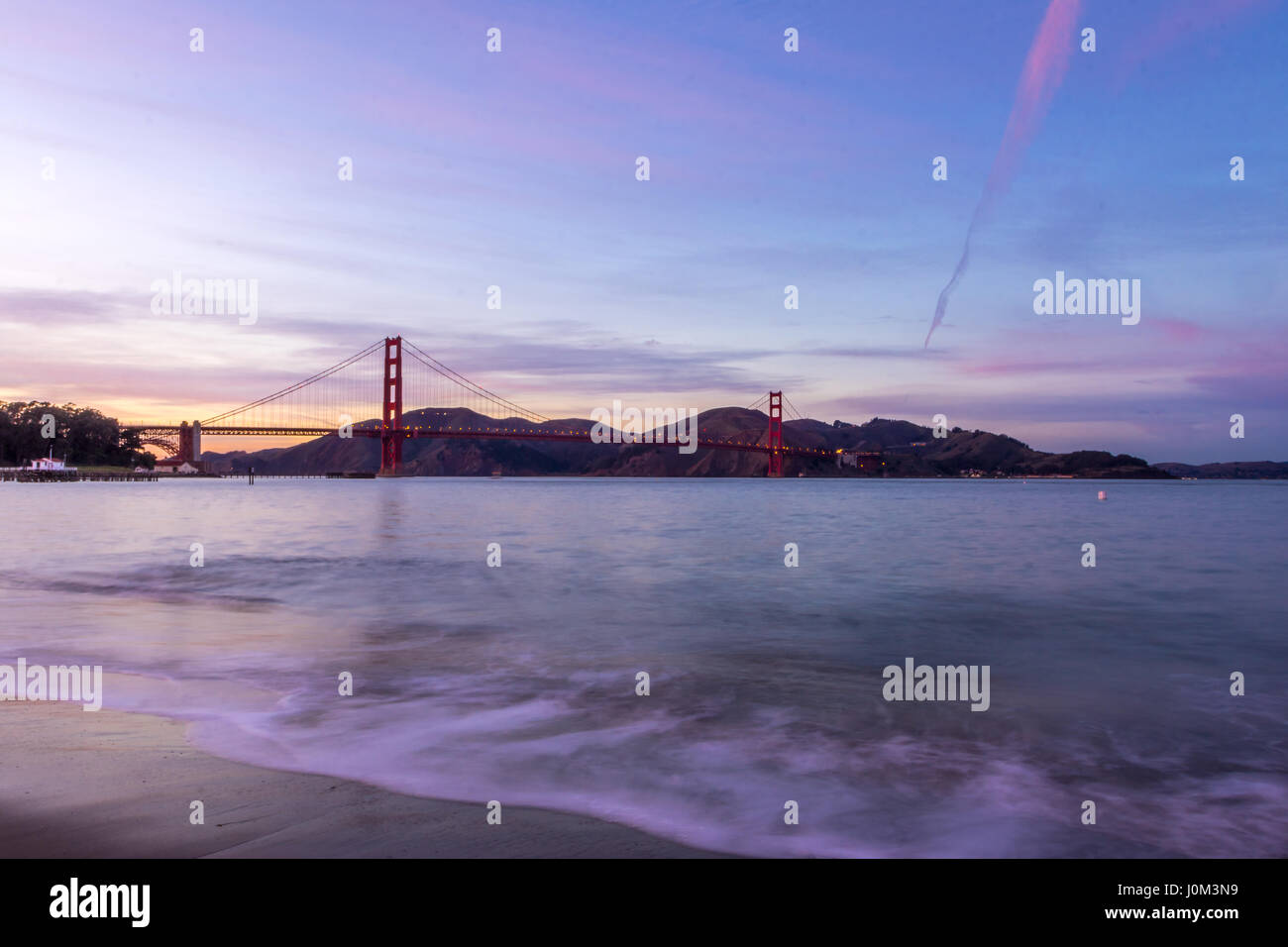 Strand und Golden Gate Brücke bei Sonnenuntergang - San Francisco, Kalifornien, USA Stockfoto