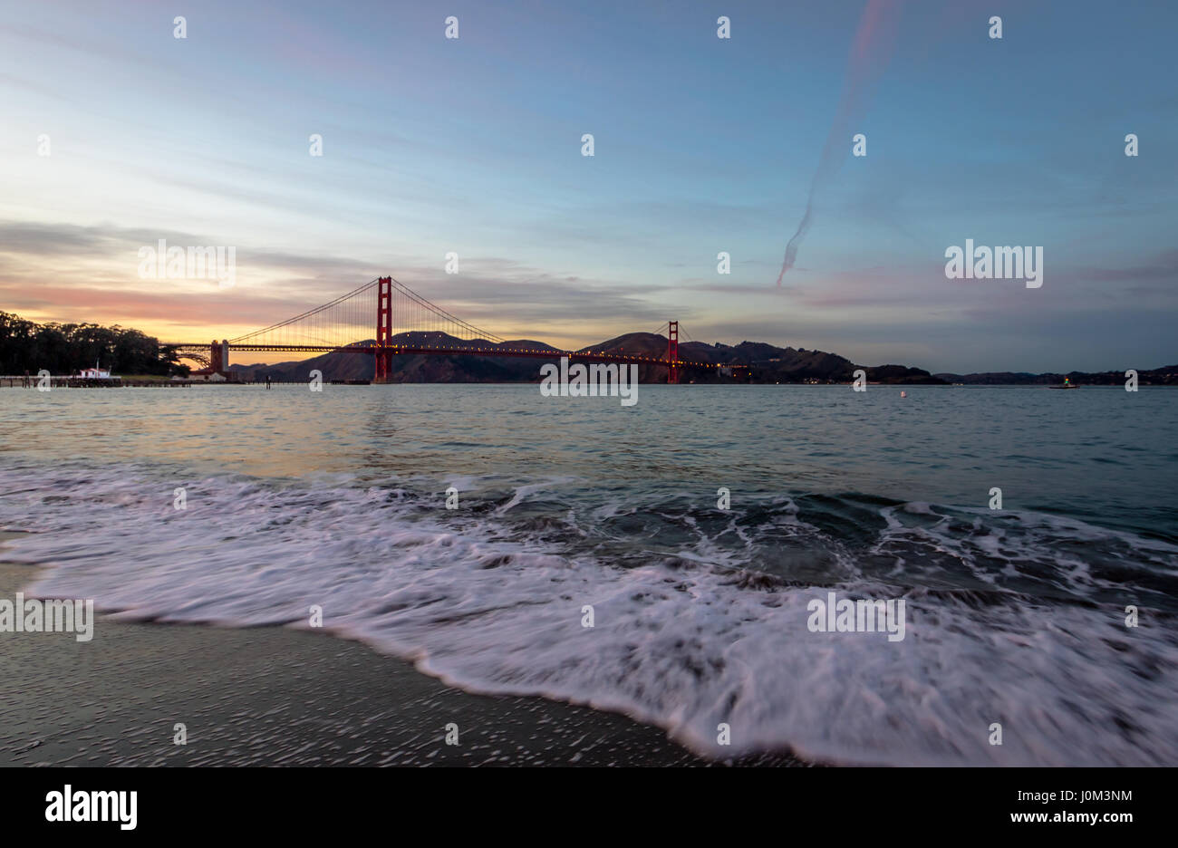Strand und Golden Gate Brücke bei Sonnenuntergang - San Francisco, Kalifornien, USA Stockfoto