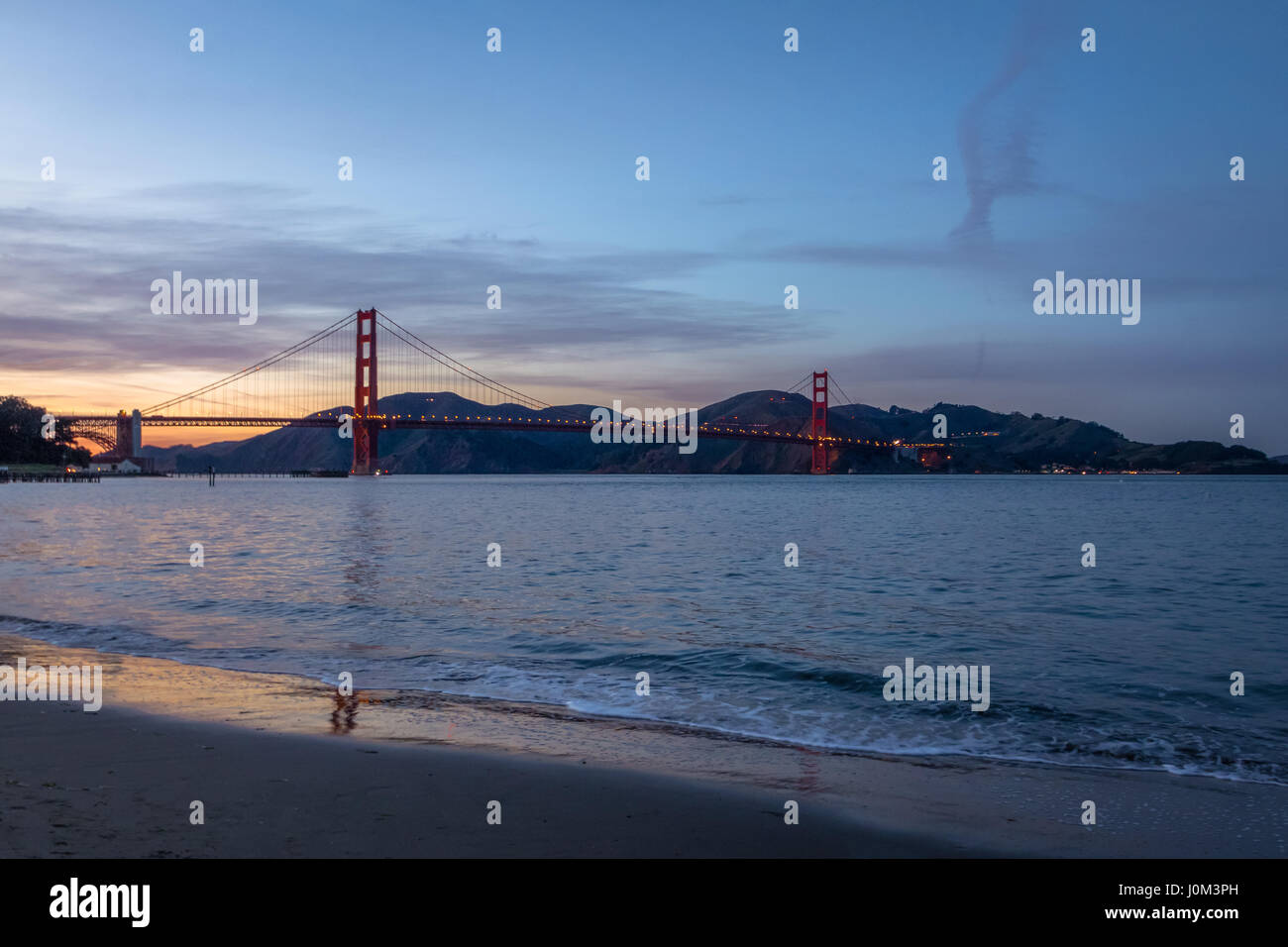 Strand und Golden Gate Brücke bei Sonnenuntergang - San Francisco, Kalifornien, USA Stockfoto