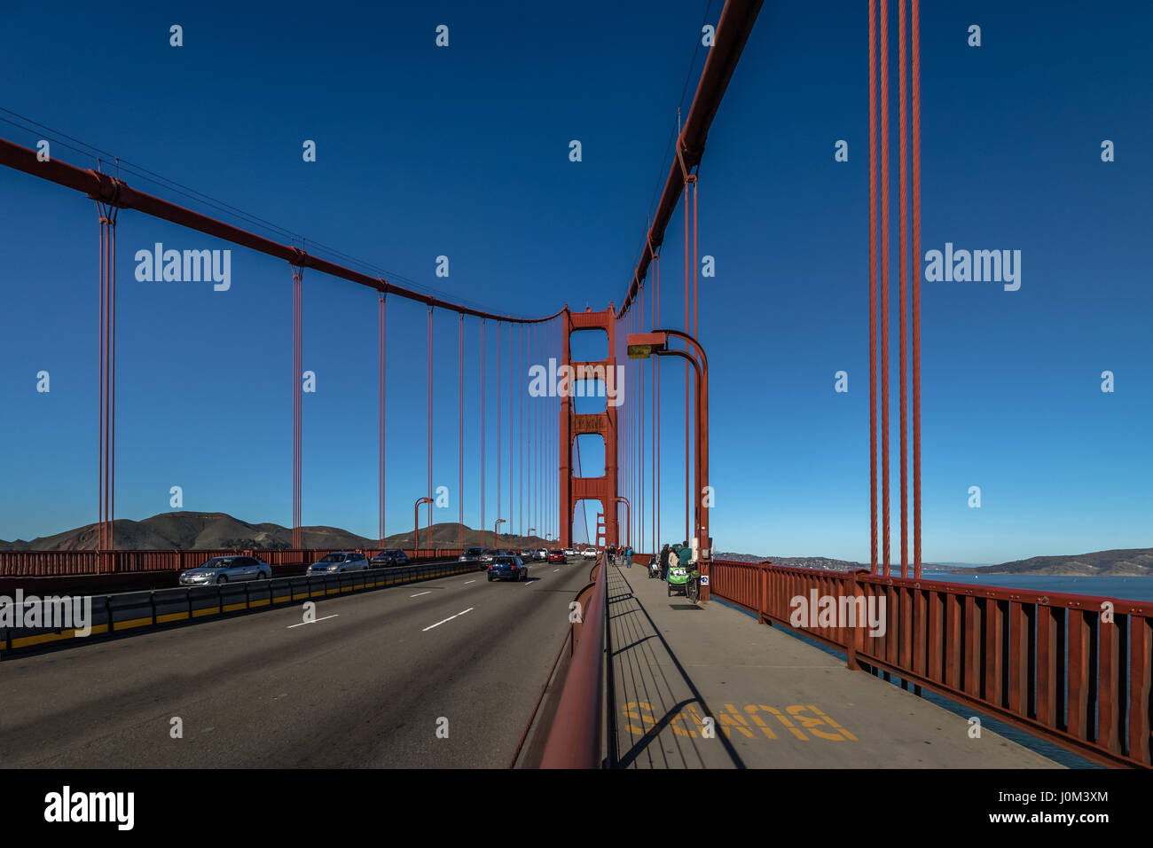 Verkehr auf der Golden Gate Bridge - San Francisco, Kalifornien, USA Stockfoto