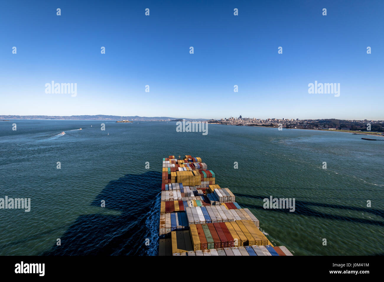 Container-Frachtschiff in der Bucht von San Francisco - San Francisco, Kalifornien, USA Stockfoto