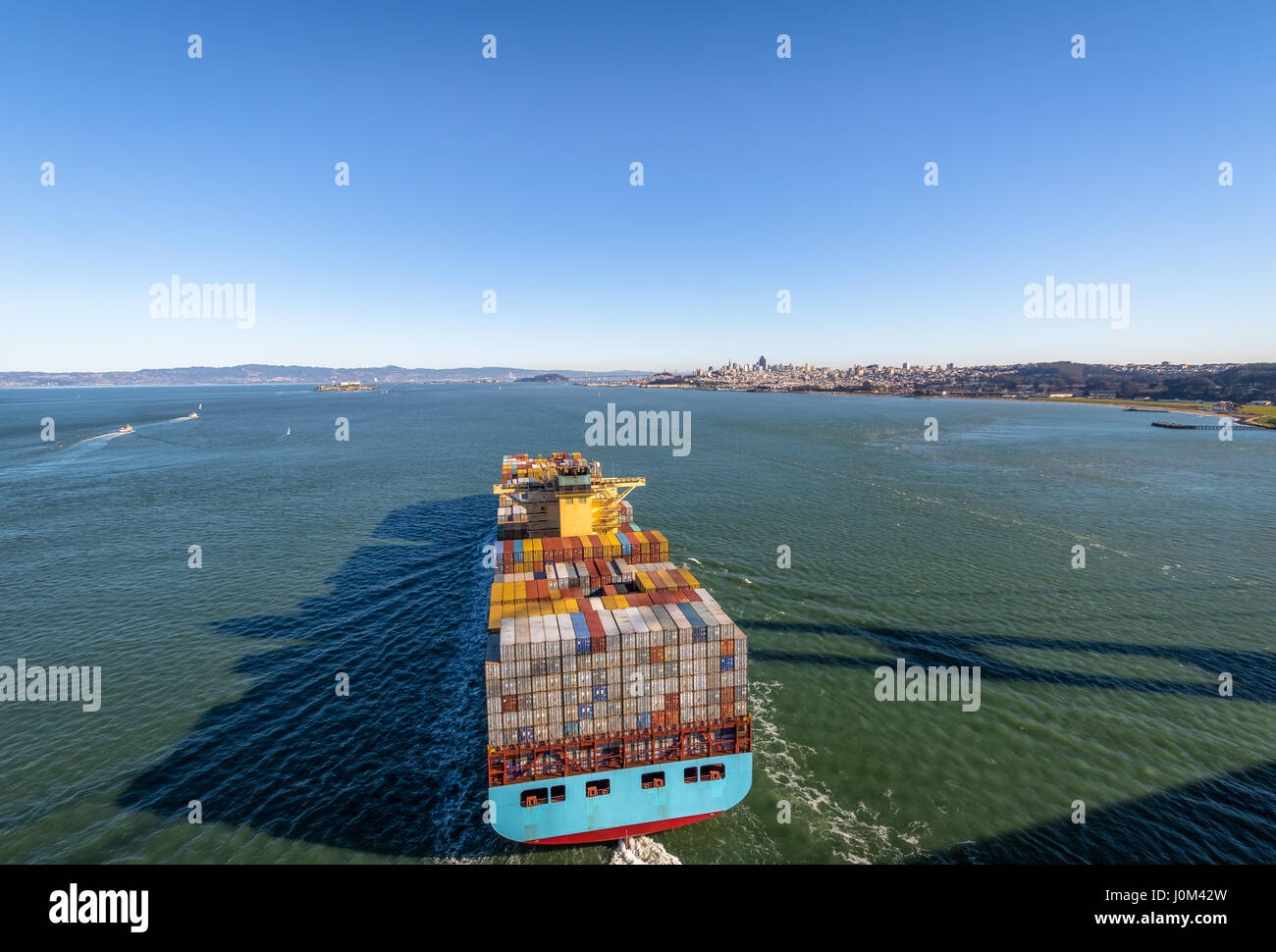 Container-Frachtschiff in der Bucht von San Francisco - San Francisco, Kalifornien, USA Stockfoto