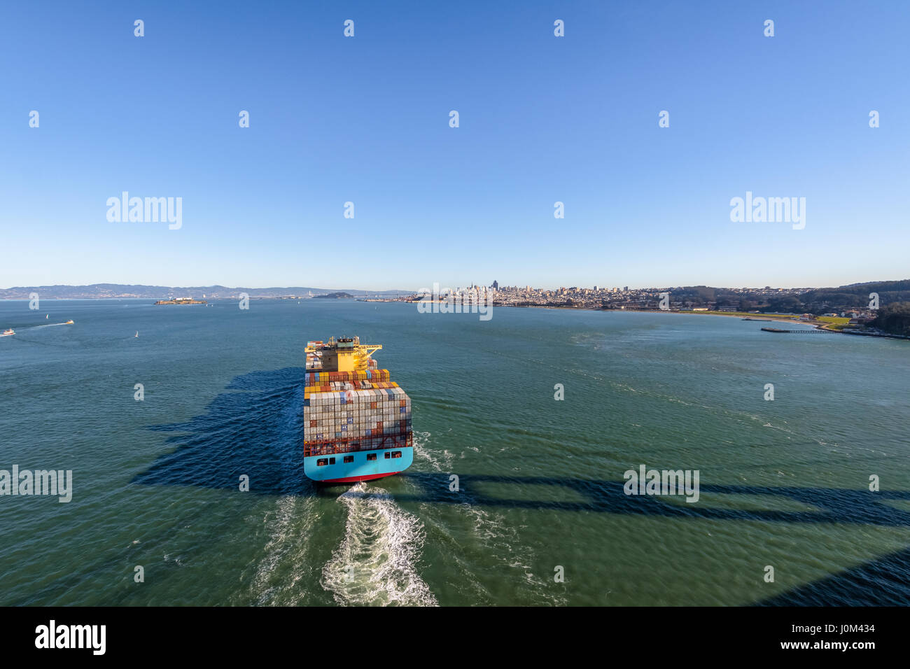 Container-Frachtschiff in der Bucht von San Francisco - San Francisco, Kalifornien, USA Stockfoto