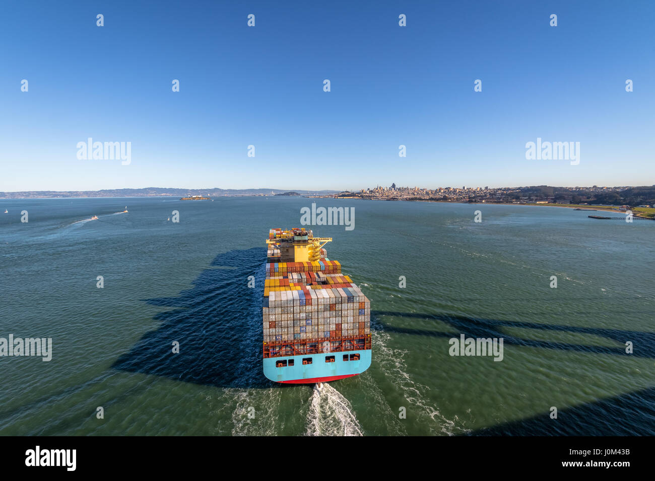 Container-Frachtschiff in der Bucht von San Francisco - San Francisco, Kalifornien, USA Stockfoto