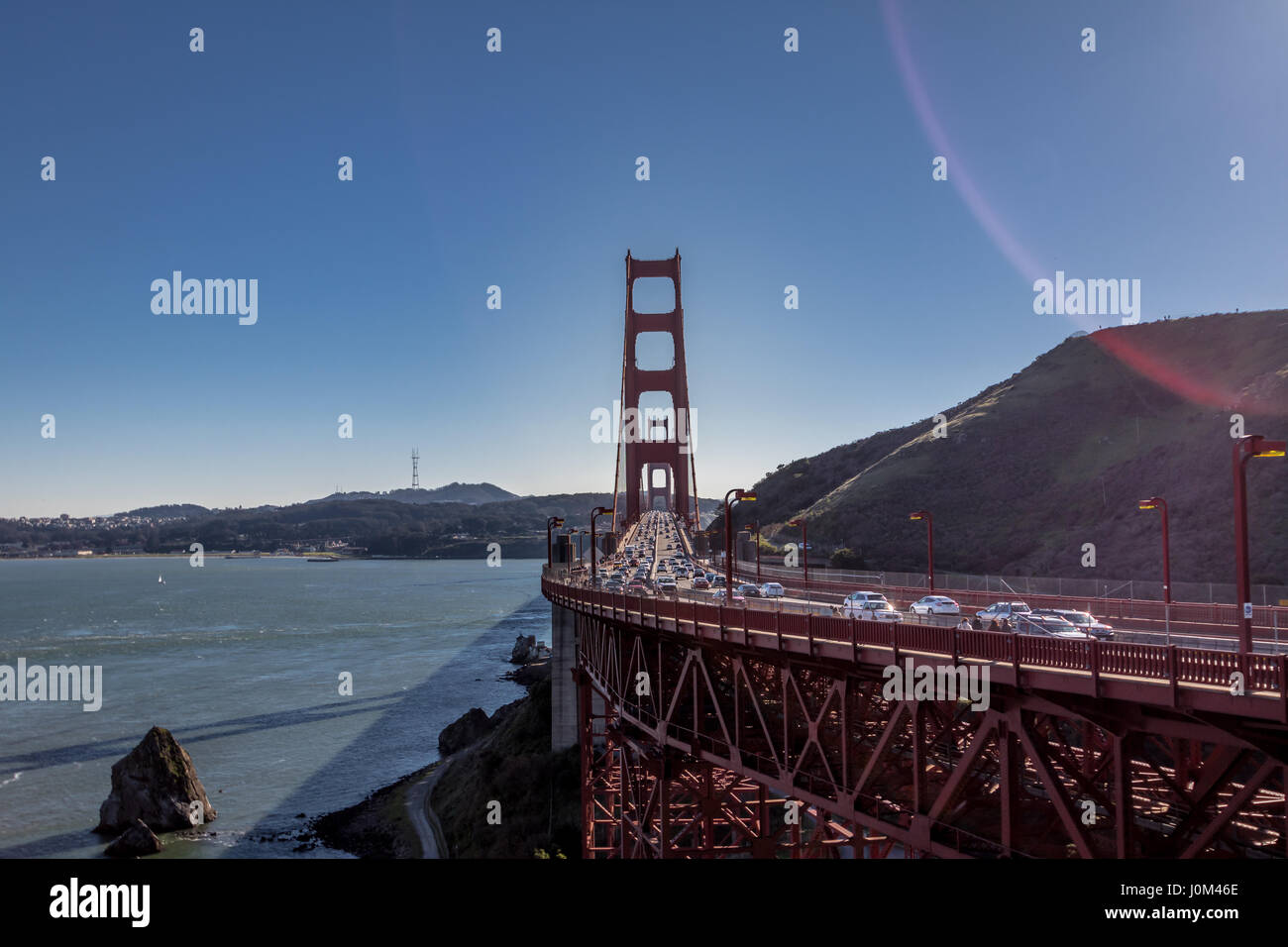 Verkehr auf der Golden Gate Bridge - San Francisco, Kalifornien, USA Stockfoto
