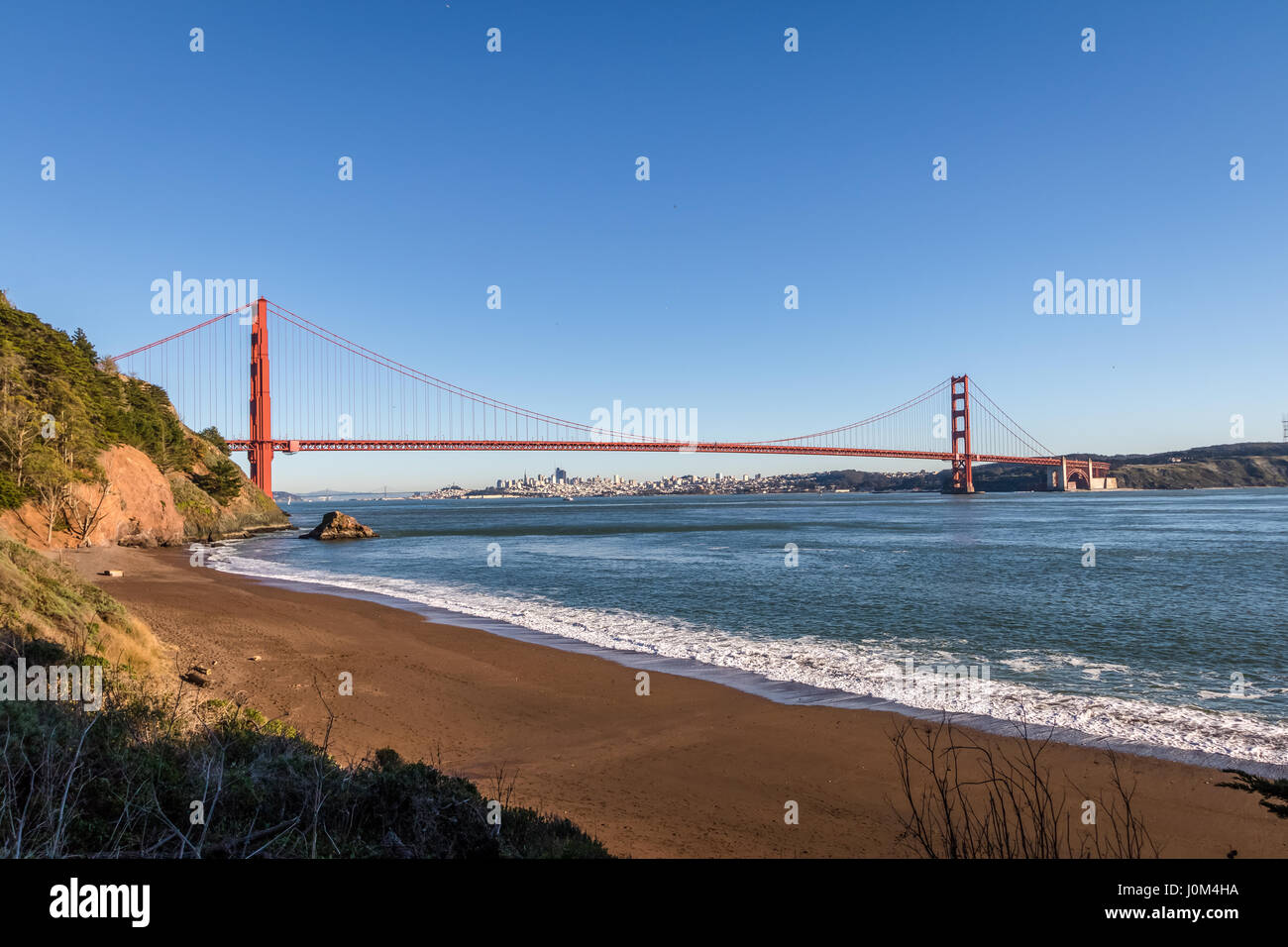 Strand-Blick auf Golden Gate Bridge und Stadt Skyline - San Francisco, Kalifornien, USA Stockfoto